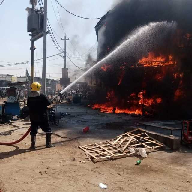 الدفاع المدني تخمد حريقا داخل محال تجارية في البصرة