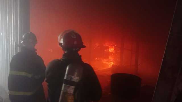الدفاع المدني تخمد حريقا بمخازن وتنقذ 9 أخرى مجاورة وسط بغداد