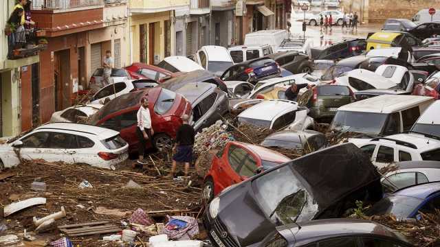 في حصيلة غير نهائية.. 158 قتيلاً في فيضانات إسبانيا