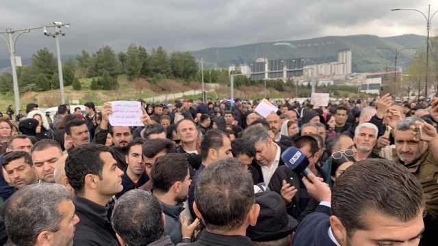 حزب بارزاني يخاطب المعلمين المحتجين: مطالبكم في بغداد وليست بأربيل