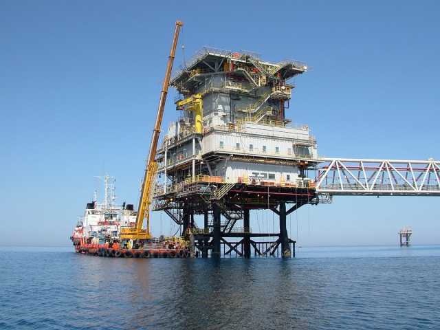 توقعات بانتهاء أولى عمليات الحفر البحري لنفط الكويت في 2026