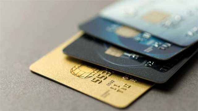 دولة عربية تقيّد استخدام بطاقات الائتمان بالعملات الأجنبية