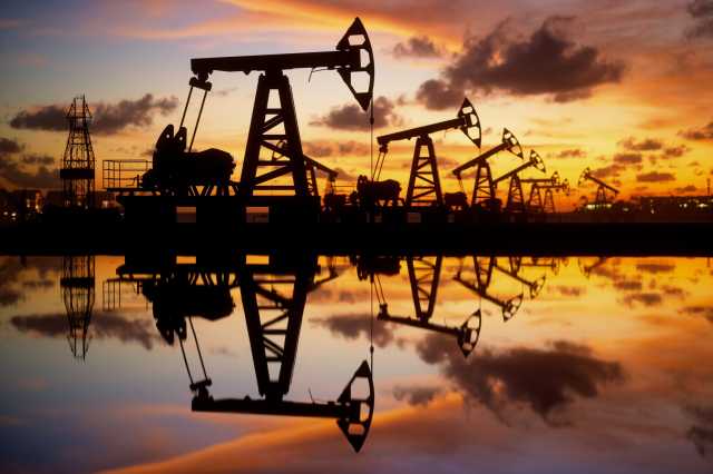 النفط ينتعش من أدنى مستوياته في ستة أشهر