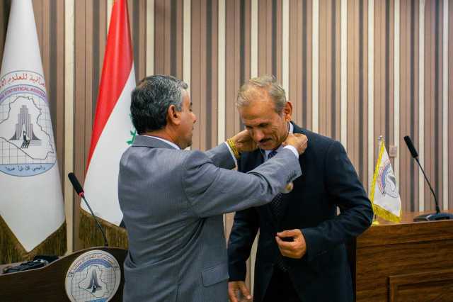 تكريم رئيس رابطة المصارف الخاصة العراقية بارفع وسام من قبل الجمعية العراقية للعلوم الاحصائية