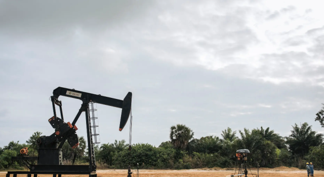 النفط يهبط مع زيادة إنتاج أوبك وخفض الخام السعودي