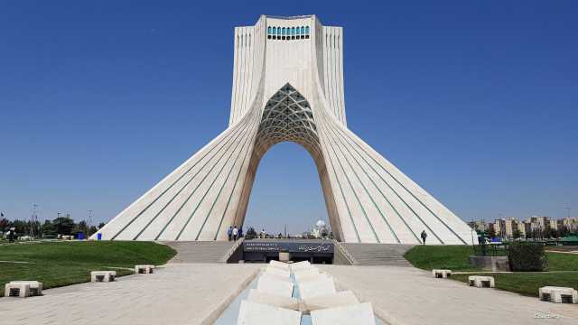 إيران تقر خطة لرفع إنتاج النفط إلى 4 ملايين برميل يومياً