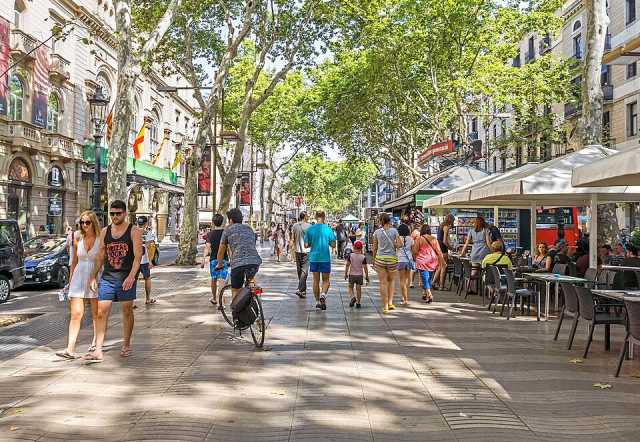 برشلونة تبحث عن حلول لضبط السياحة المفرطة