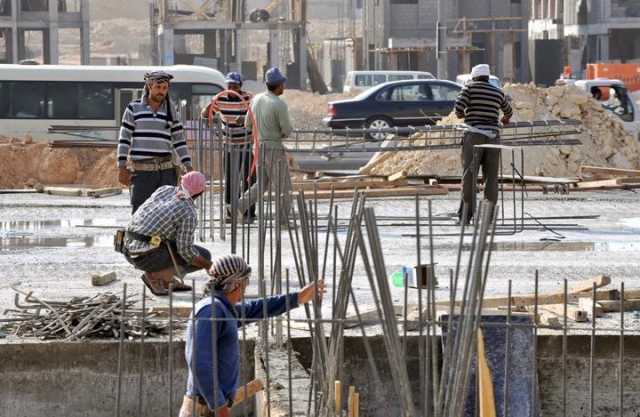 اكثر من 5500 عامل سوري في العراق.. العمل تكشف لـ'الاقتصاد نيوز' طرق الدخول غير القانونية