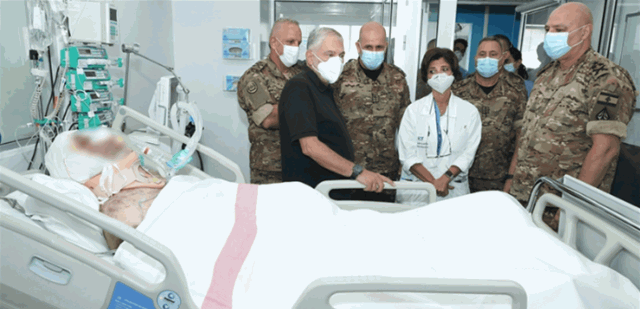 قائد الجيش زار المعاون الجريح أحمد صيدح في مستشفى أوتيل ديو