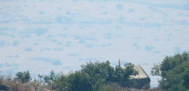 بالصورة.. حزب الله يُعيد نصب خيمته في الموقع الذي قصفته اسرائيل
