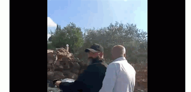 كان في جولة عندما بدأ القصف الاسرائيلي.. نائب لبناني يغادر الموقع على دراجة نارية (فيديو)