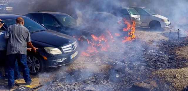 حريق نفايات نيرانه تطال سيارات في وادي خالد.. وهذا ما فعله الأهالي