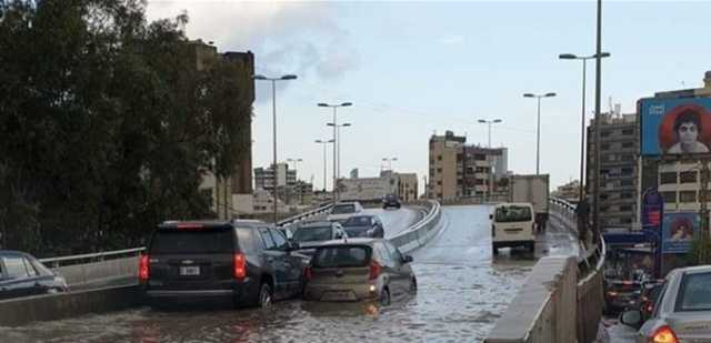 عند كل شتوة.. طرقات لبنان تغرق (فيديو)