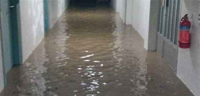 الأمطار تغمر احد المستشفيات.. قسم الطوارئ تحول الى بركة مياه (صور)