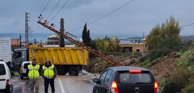 بسبب انقلاب شاحنة.. إقفال طريق في صور