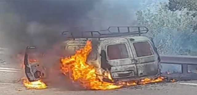 بالفيديو... سيارة تحترق وسط الأوتوستراد