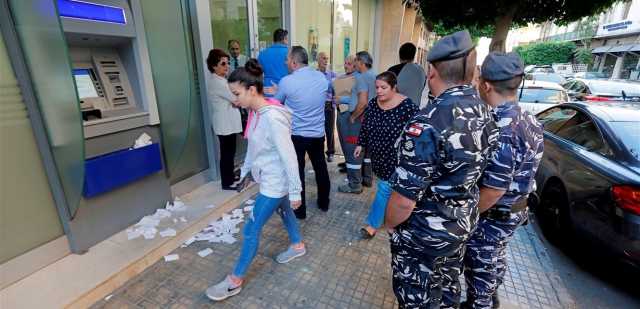 القطاع المصرفي يخسر نصف موارده البشرية.. والعمالة محاصرة بين الهجرة والبطالة