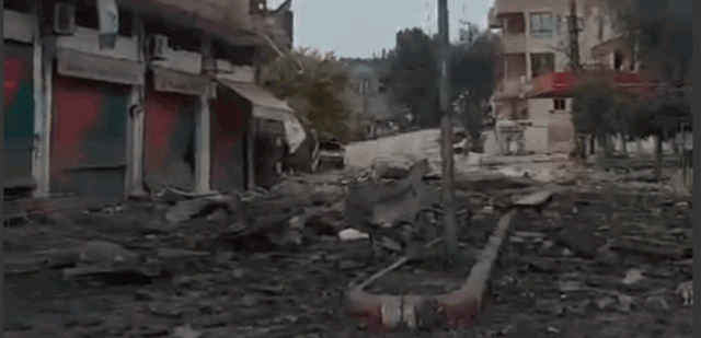 الدمار كبير.. شاهدوا آثار الغارة الإسرائيلية على دوار بلدة كفركلا (فيديو)
