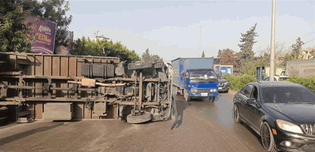 بالصورة: انقلاب بيك اب على طريق خلدة