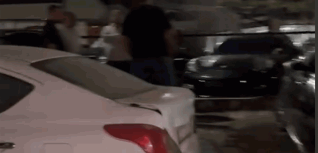 انحرفت واصطدمت بـ 4 سيارات.. حادث سير مروع في طرابلس (فيديو)