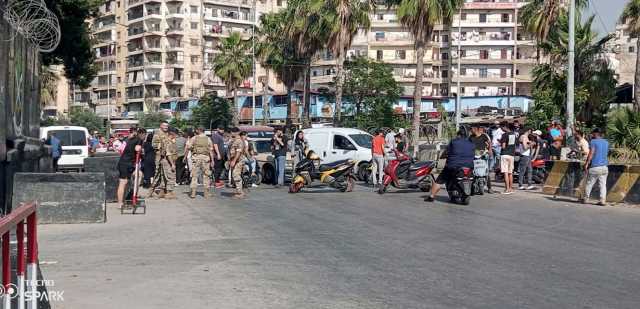 في طرابلس.. محتجون قطعوا الطريق إليكم السبب