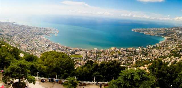 علمُ دولة عربية يرفرف في سماء لبنان.. إليكم الصور!