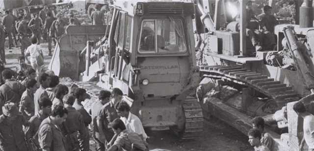 نُفذ بإشراف عماد مغنية.. إسرائيل تكشف كواليس انفجار مدينة صور عام 1982 وتحدد السبب