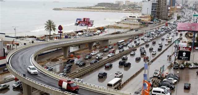 عند الاوتوستراد الساحلي.. حادث يتسبب بزحمة سير (فيديو)