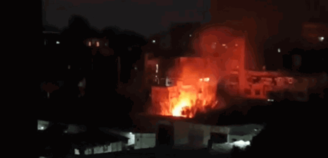 بالفيديو.. حريق داخل أرض في طرابلس حاصر المنازل