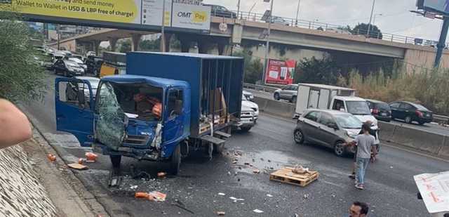 بالصور.. حادث مروع على أوتوستراد ضبية والجرحى بينهم عسكريين