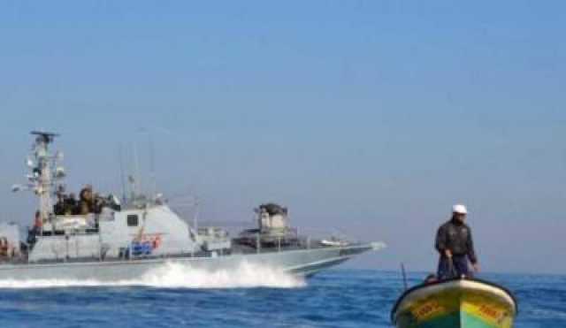 زوارق الاحتلال الاسرائيلي تستهدف الصيادين في بحر مدينة غزة