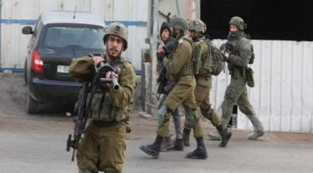 الاحتلال يعتقل 21 مواطنا من الضفة الغربية