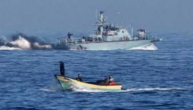 زوارق الاحتلال الاسرائيلي تلاحق الصيادين في بحر خان يونس ورفح