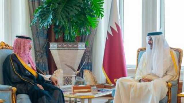 أمير قطر يستقبل وزير الخارجية السعودي بالدوحة