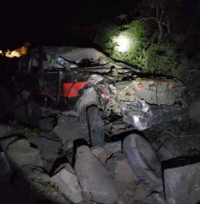 وفاة وجرح 5 يمنيين إثر سقوط سيارة من منحدر جبلي أثناء زفة عرس (صور)