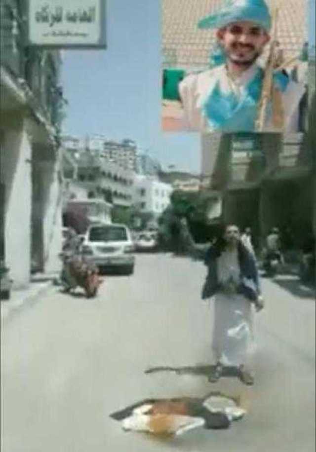 بالفيديو .. شاب يحرق ملابس الزواج الخاصة به بعد خداعه في العرس الجماعي الحوثي دون تنفيذ