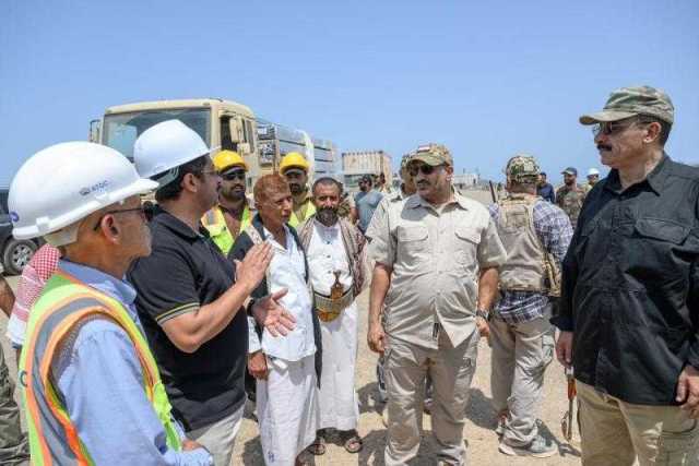 طارق صالح يتعهد باضاءة مدينة تعز من أكبر مشروع طاقة شمسية على مستوى اليمن