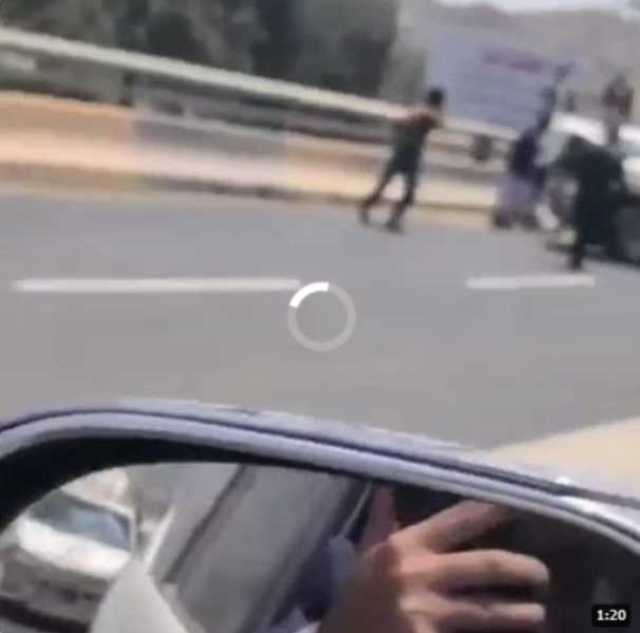 هروب طقم حوثي بعدما تسبب بحادث مروع فوق جسر مذبح بصنعاء ”فيديو”