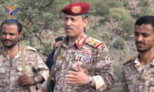 وزير دفاع صنعاء يتوعد بتحرير السواحل والجزر اليمنية ويكشف عن أسلحة جديدة