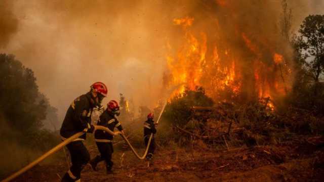 رجال الإطفاء فى اليونان يجرون عمليات إنقاذ كبرى بعد هطول أمطار غزيرة