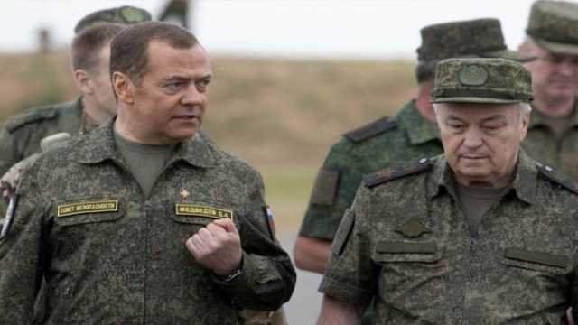 ميدفيديف يتفقد ميدان تدريب الجنود المتعاقدين فى دونيتسك بتكليف من بوتين