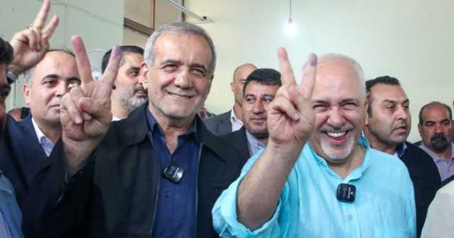 أول قرار لرئيس إيران المنتخب.. تعيين جواد ظريف رئيسا للمجلس الانتقالي