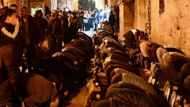 شرطة الاحتلال ومستعمرون يعتدون على المصلين أثناء خروجهم من المسجد الأقصى