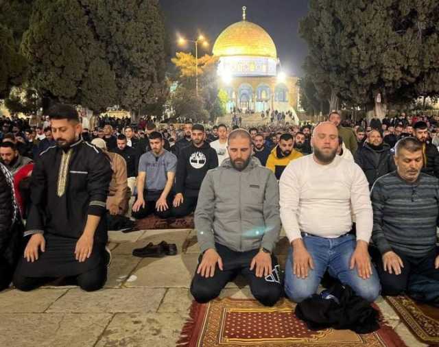 40 ألف مواطن يؤدون صلاتي العشاء والتراويح في المسجد الأقصى