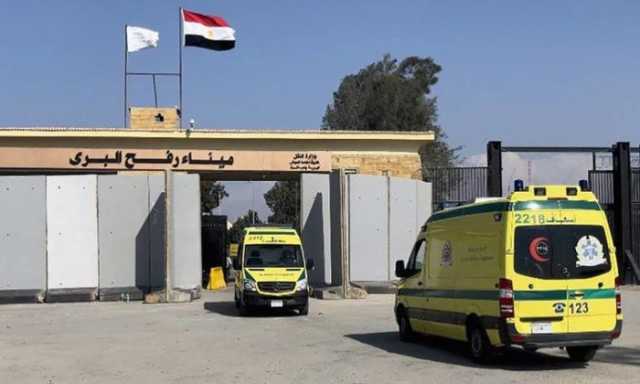 دخول 22 مصابا فلسطينيا عبر رفح ووصول طائرة مساعدات إلى مطار العريش