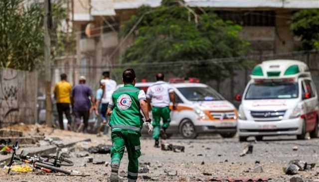 انهار بعد معرفته.. مُسعف ينقل جثمان والدته في غزة دون علمه