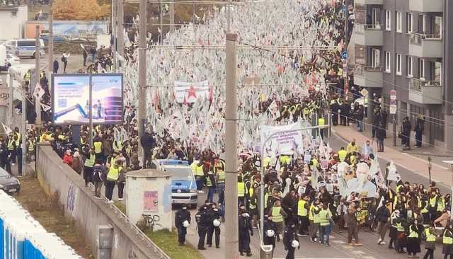 شاهد.. أكراد في ألمانيا يتظاهرون للمطالبة بالإفراج عن أوجلان