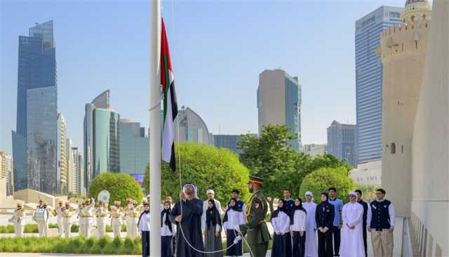 رئيس الدولة يرفع علم الإمارات بقصر الحصن في أبوظبي