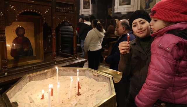 في ظل إجراءات أمنية مشددة من تحرير الشام..مسيحيو سوريا يحضرون قداس عيد الميلاد في دمشق