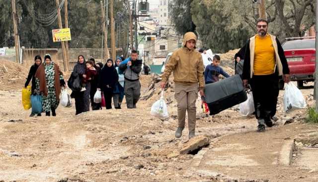 الجيش الإسرائيلي يجبر عائلات فلسطينية على النزوح من مخيم جنين